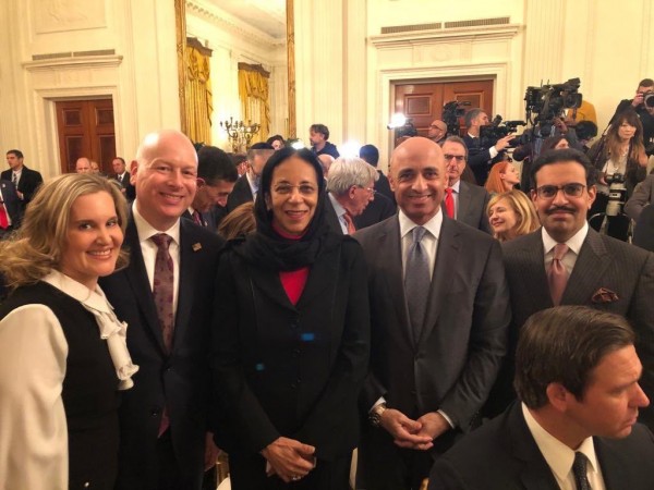 صورة سفير البحرين عبدالله آل خليفة وسفير الإمارات يوسف العتيبة وسفيرة عُمان حنينة المغيرية في حفل اعلان صفقة القرن
